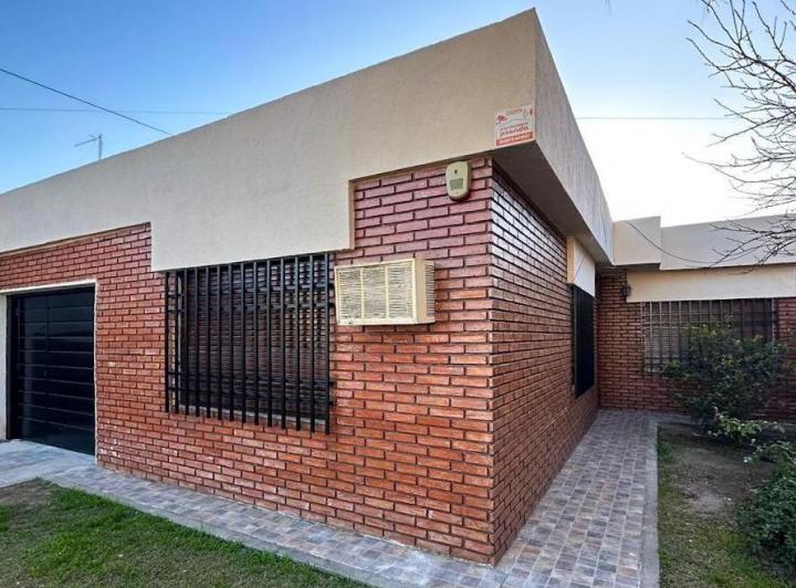 Casa · 90m² · 8 Ambientes · 1 Cochera