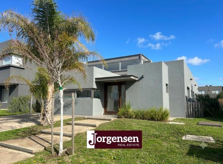 Casa · 160m² · 4 Ambientes · 1 Cochera