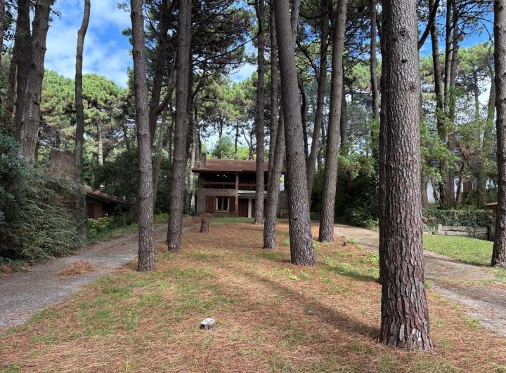 Casa · 1200m² · 5 Ambientes · 6 Cocheras