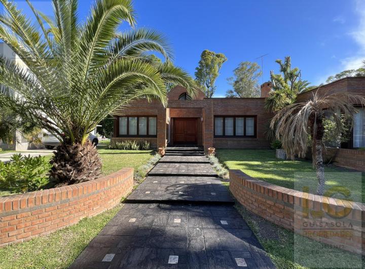 Casa · 260m² · 5 Ambientes · 3 Cocheras