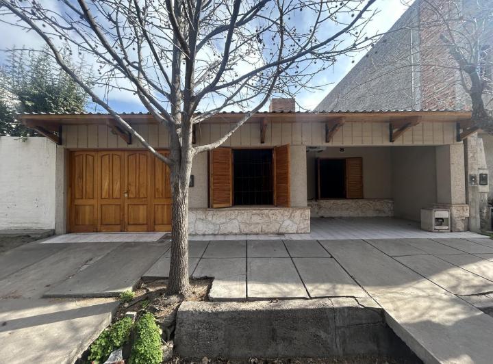 Casa · 165m² · 4 Ambientes · 3 Cocheras