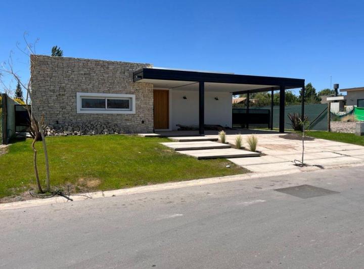 Casa · 180m² · 7 Ambientes · 2 Cocheras