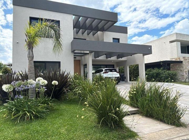 Casa · 300m² · 6 Ambientes · 2 Cocheras