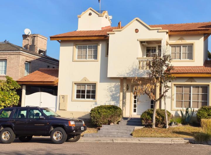Casa · 290m² · 4 Dormitorios · 1 Cochera
