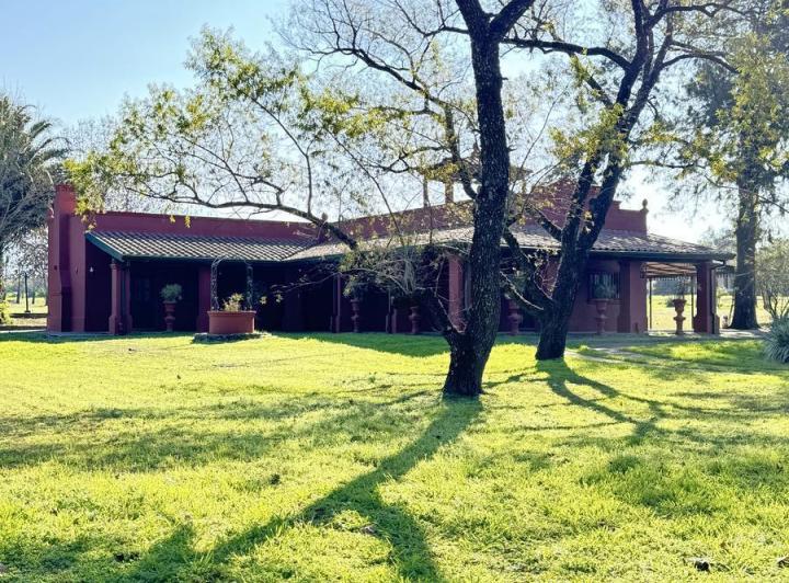 Casa · 18000m² · 4 Dormitorios