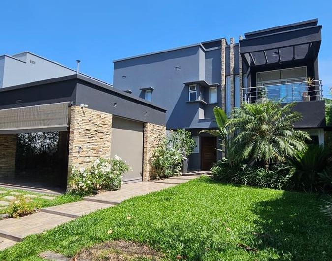 Casa · 300m² · 4 Dormitorios · 2 Cocheras