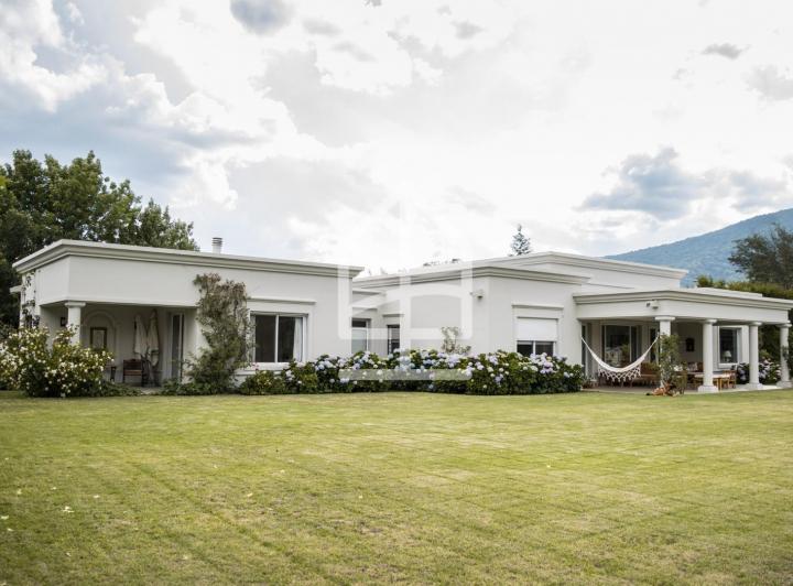 Casa · 552m² · 5 Ambientes · 2 Cocheras