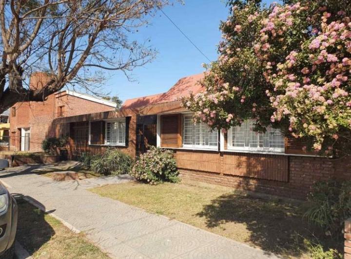 Casa · 334m² · 6 Ambientes · 1 Cochera