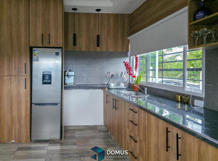 Casa · 90m² · 2 Dormitorios · 2 Cocheras