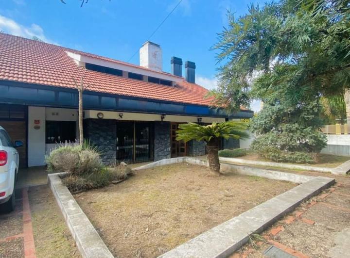 Casa · 340m² · 9 Ambientes · 3 Cocheras
