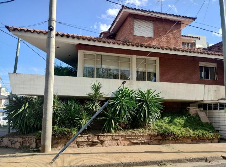 Casa · 247m² · 10 Ambientes · 2 Cocheras