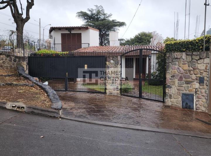 Casa · 228m² · 5 Ambientes · 1 Cochera