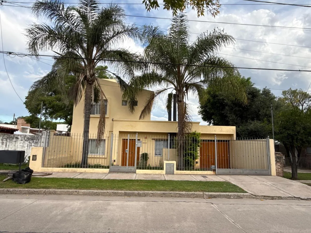 Venta Casa 3 Dorm. 3 Baños - con Piscina - Argüello