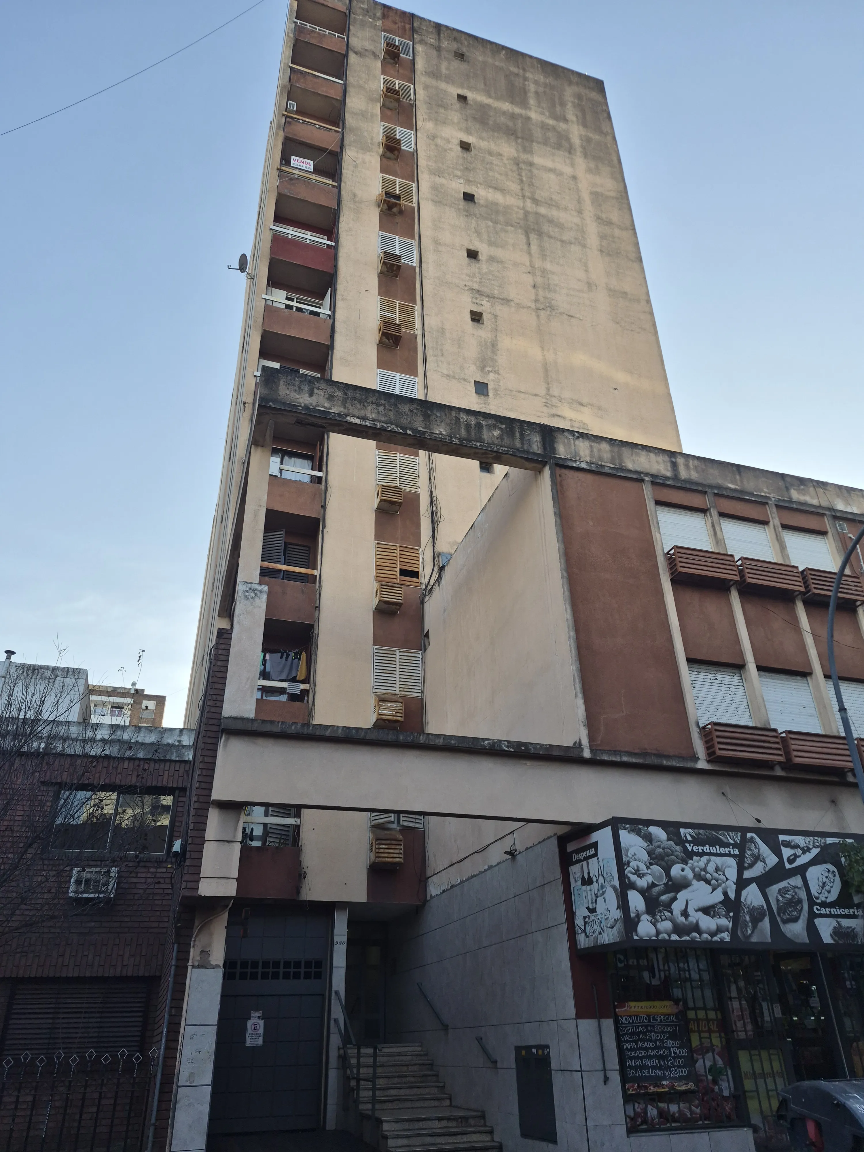 * Alberdi 27 de Abril 900 * Dpto 2 Dorm. con Cochera
