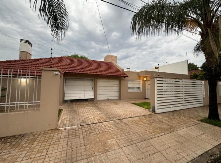 Casa · 280m² · 3 Dormitorios · 2 Cocheras