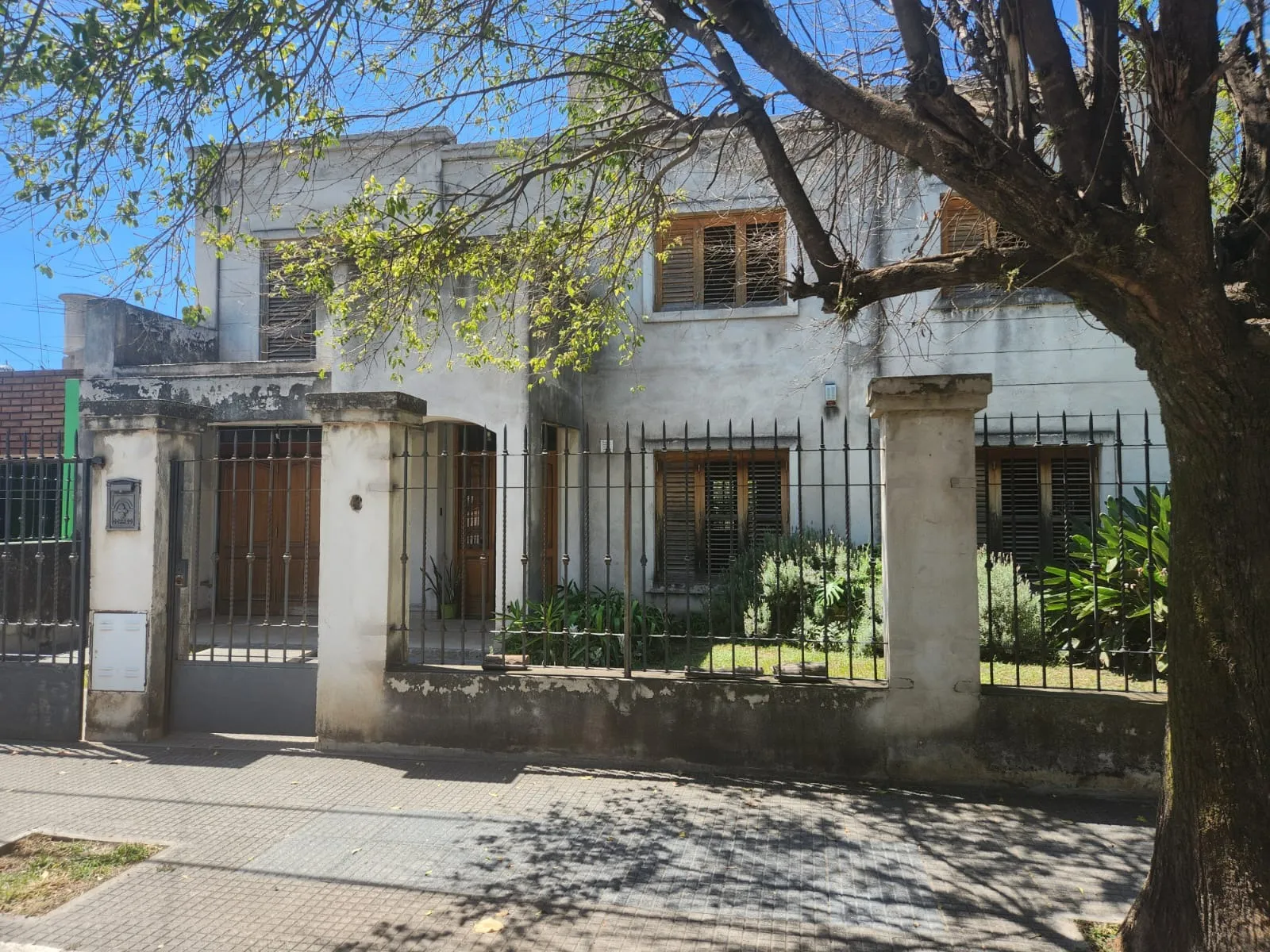 Hermosa Casa de dos plantas en Parque Latino