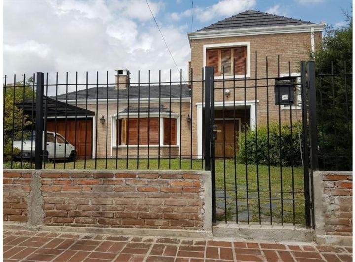 Casa · 290m² · 3 Dormitorios · 2 Cocheras