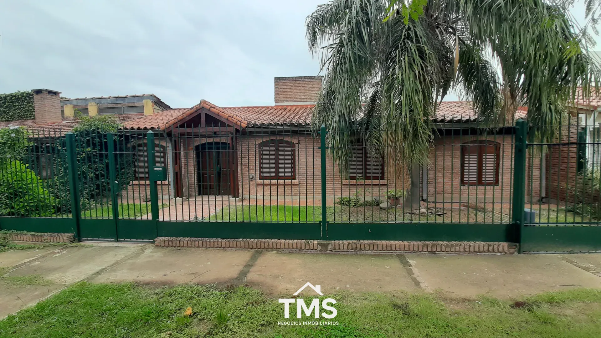 Casa de 229 m2 con pileta en B° Arguello