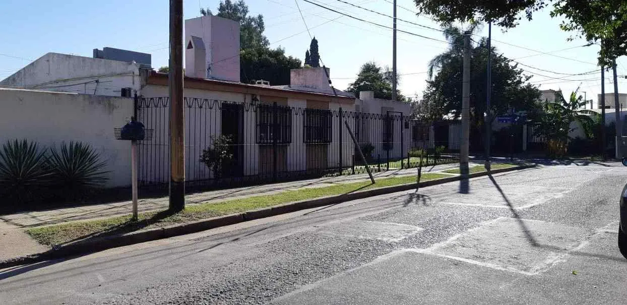 POETA LUGONES, CASA ESQUINA, BUEN TAMAÑO