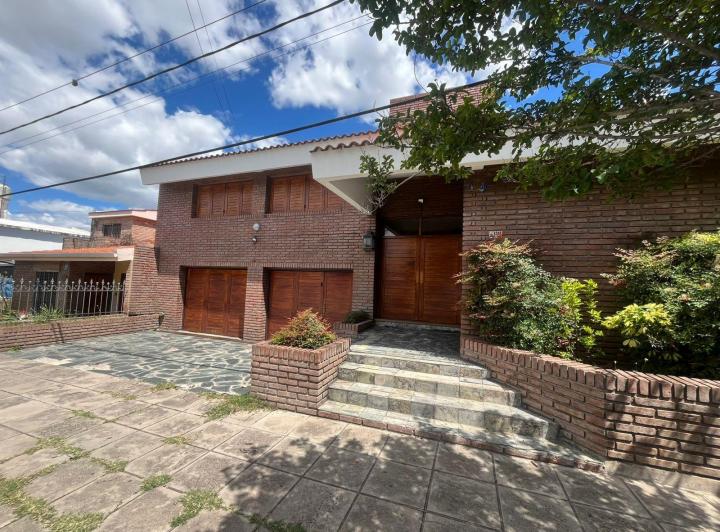 Casa · 203m² · 2 Dormitorios