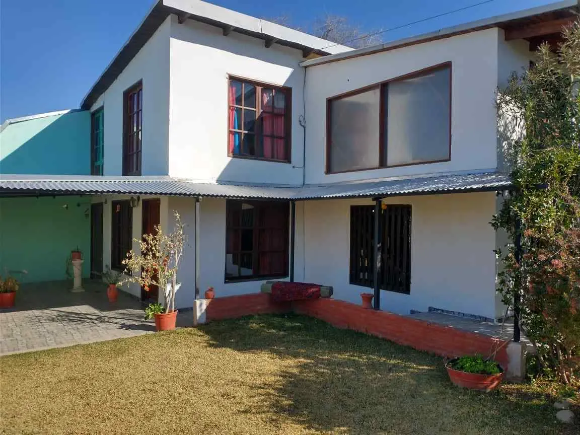 CASA ESQUINA estilo CHALET en ALTA GRACIA - Con Entrega y Cuotas!!