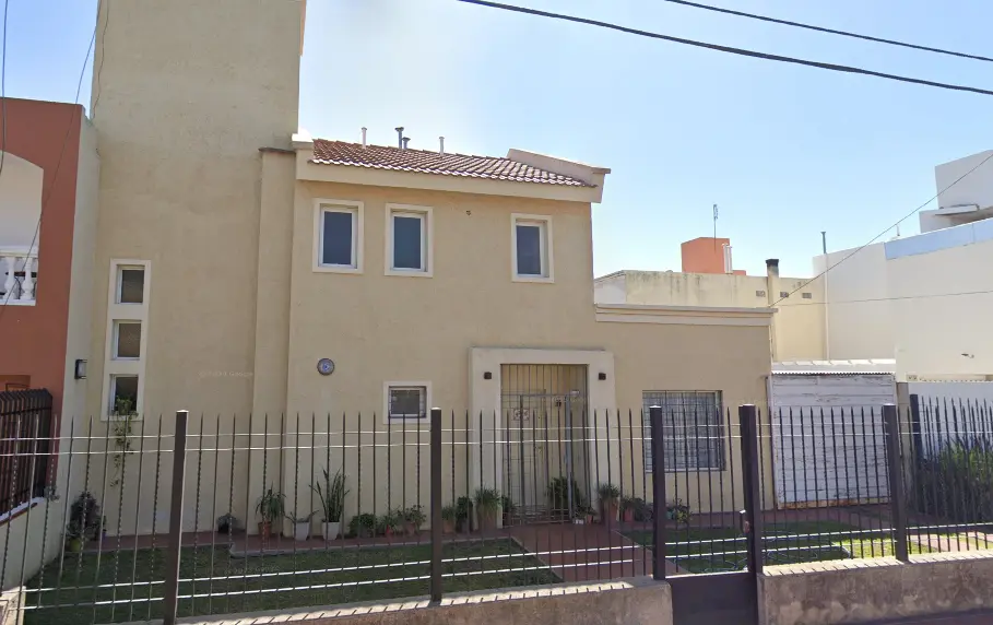 NUEVO POETA LUGONES. CASA 3 DORM. 2 BÑS. COCHERA. PATIO. ESCRITURA