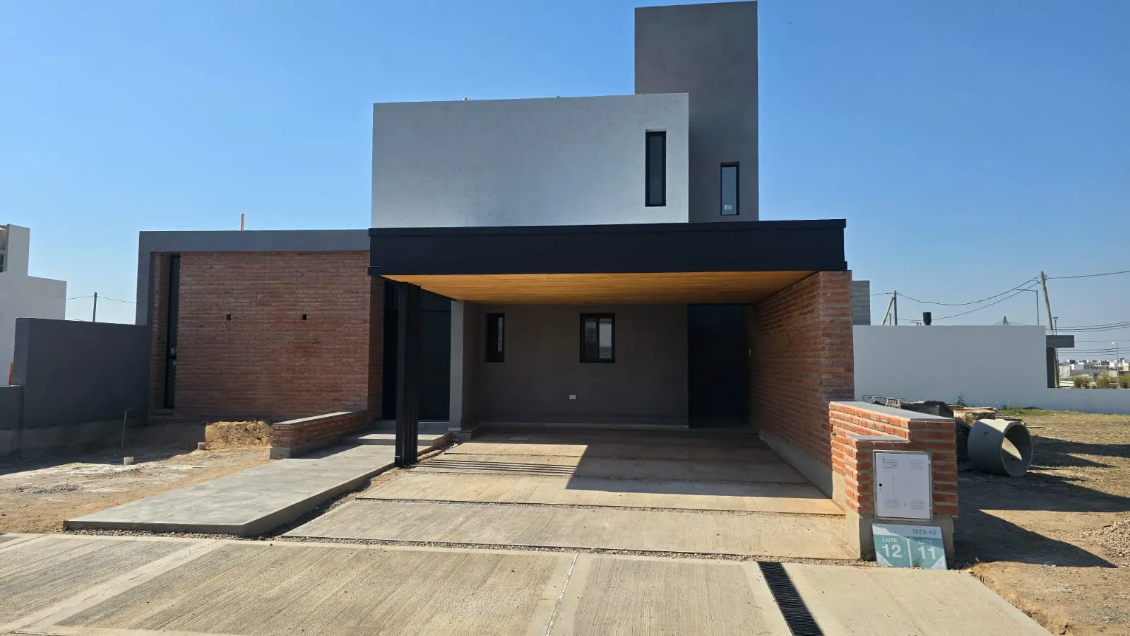 SE VENDE CASA EN RINCONES DE MANANTIALES CORDOBA A ESTRENAR CON PILETA