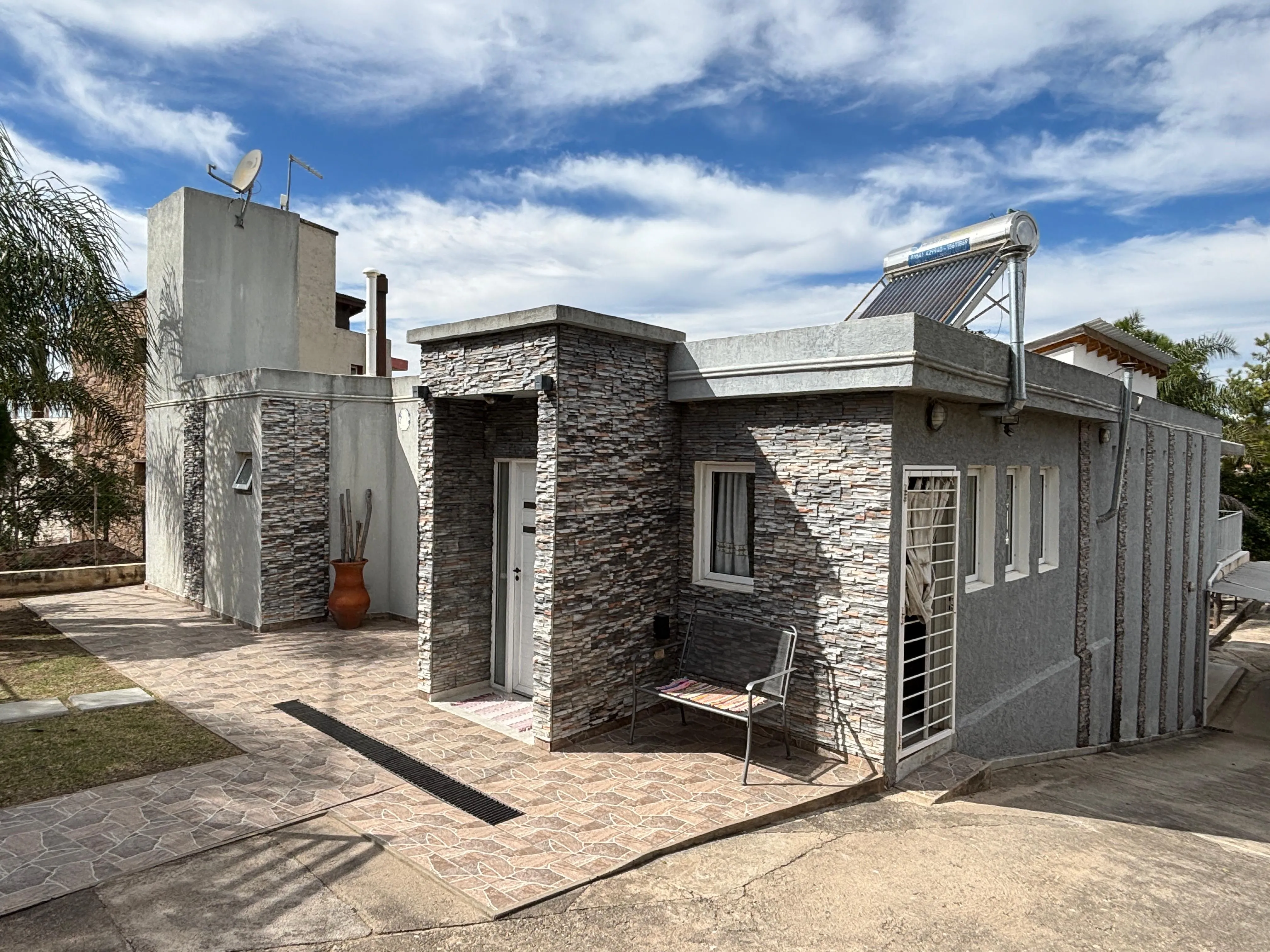 Venta: Casa - 2 Dorm. - Pileta, Cochera - Villa del Lago - Carlos Paz