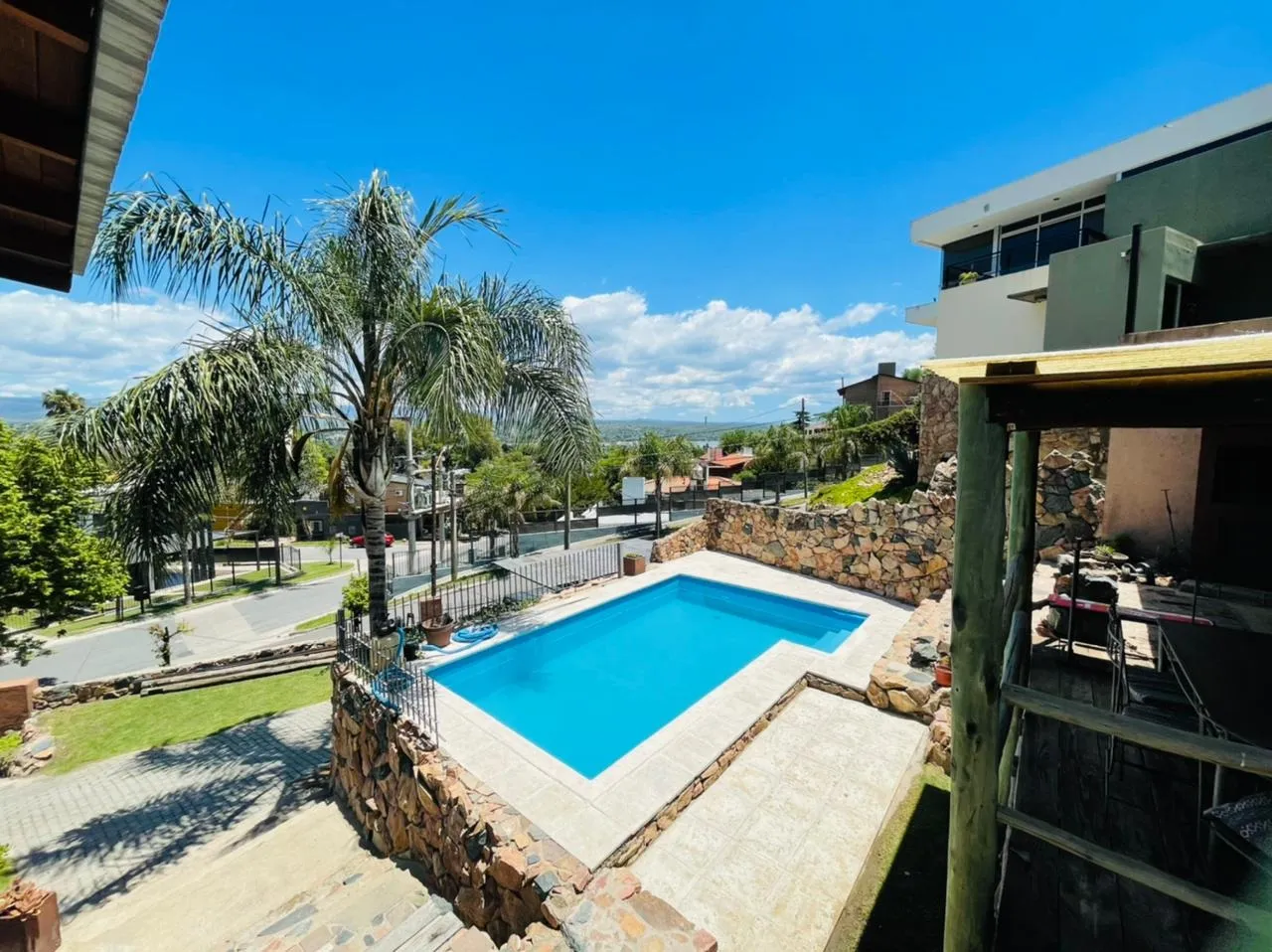 Venta: Casa + Departamento - 4 Dormitorios - Pileta, Quincho - La Cuesta - Villa