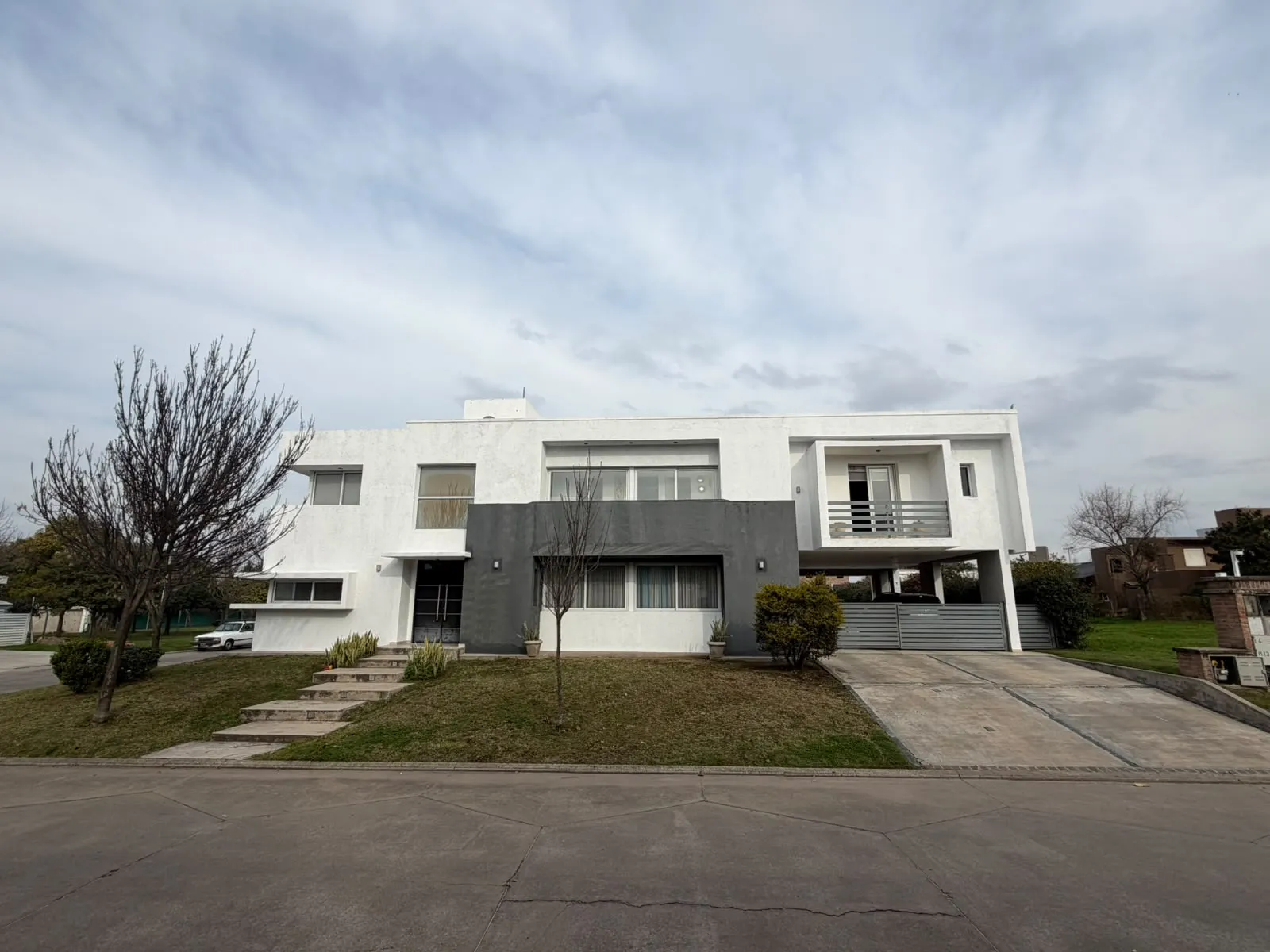 EN VENTA - HERMOSA CASA EN LOS PRADOS VALLE ESCONDIDO 5 DORMITORIOS 5 BAÑOS