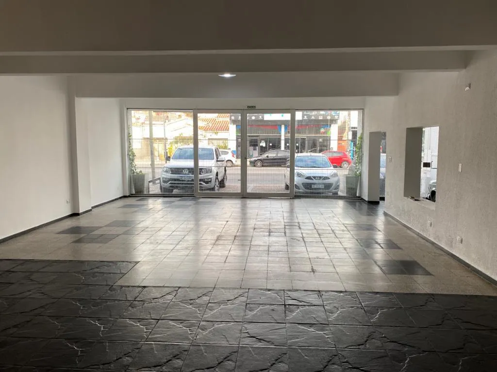 ALQUILER local con oficinas - zona concesionarias autos GRAN EXPOSICIÓN - estaci...