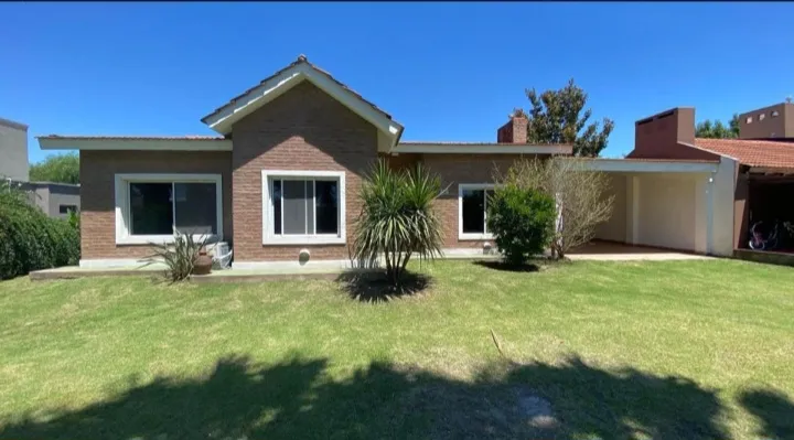CASA EN VENTA 3 DORMITORIOS B° SAN ISIDRO, APTO CRÉDITO.