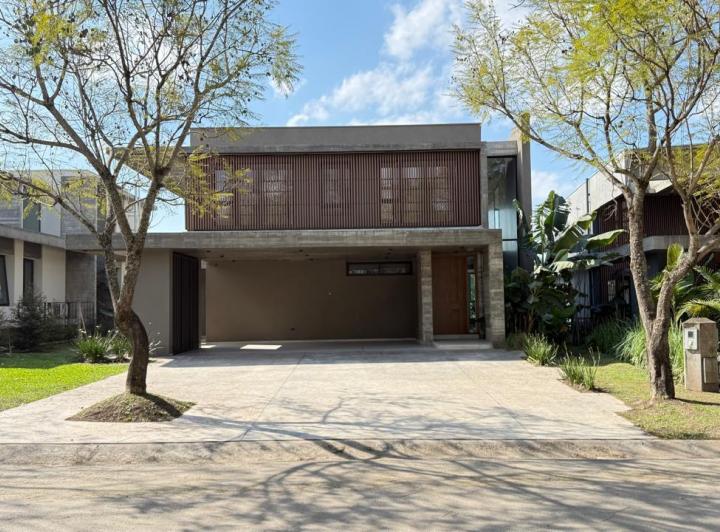Casa · 285m² · 6 Ambientes · 2 Cocheras