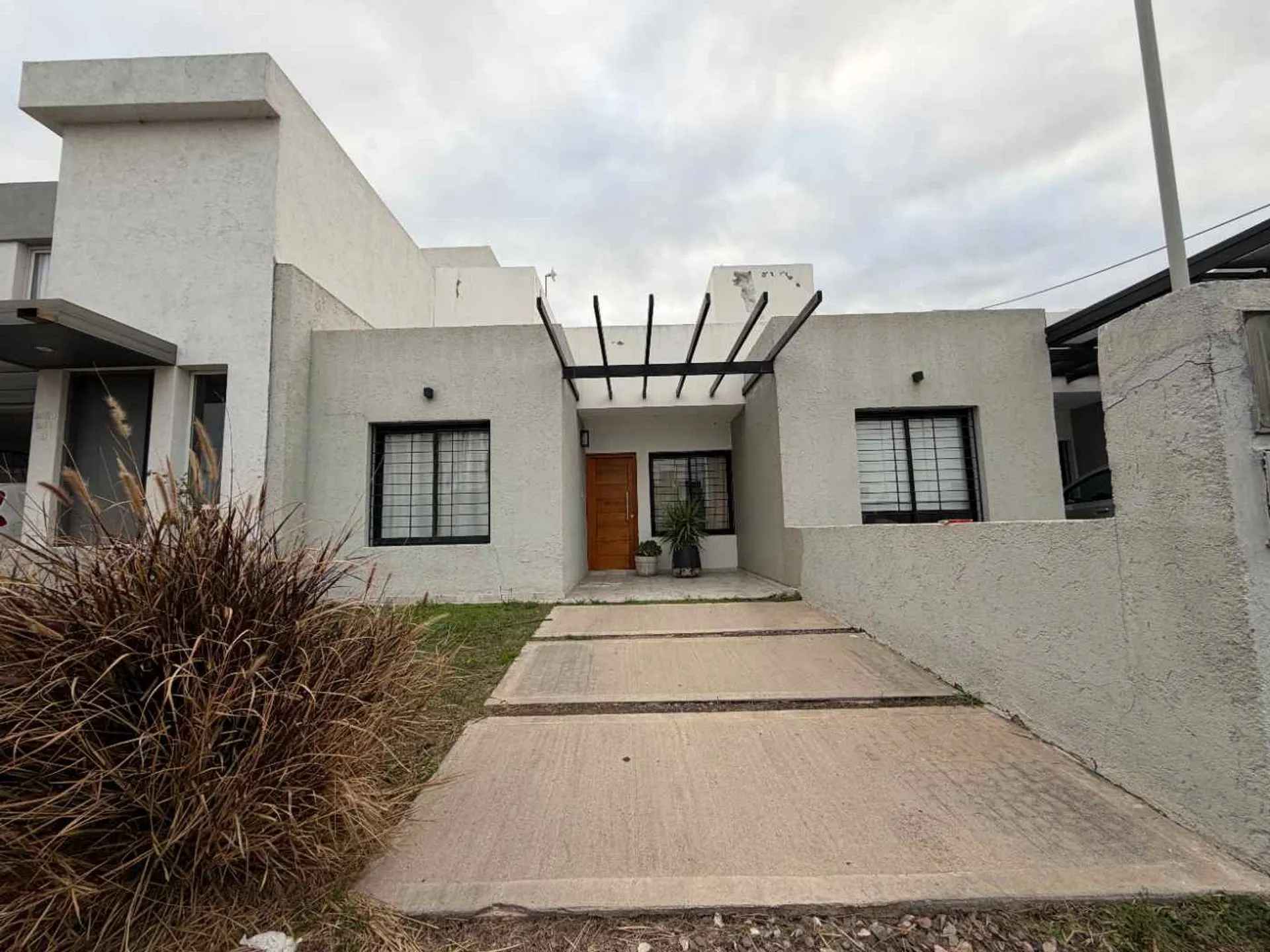 CASA TIPO DUPLEX SOLARES DE MANANTIALES II CORDOBA SEGURIDAD 2 DORMI QUINCHO PATIO ZONA SUR VENTA