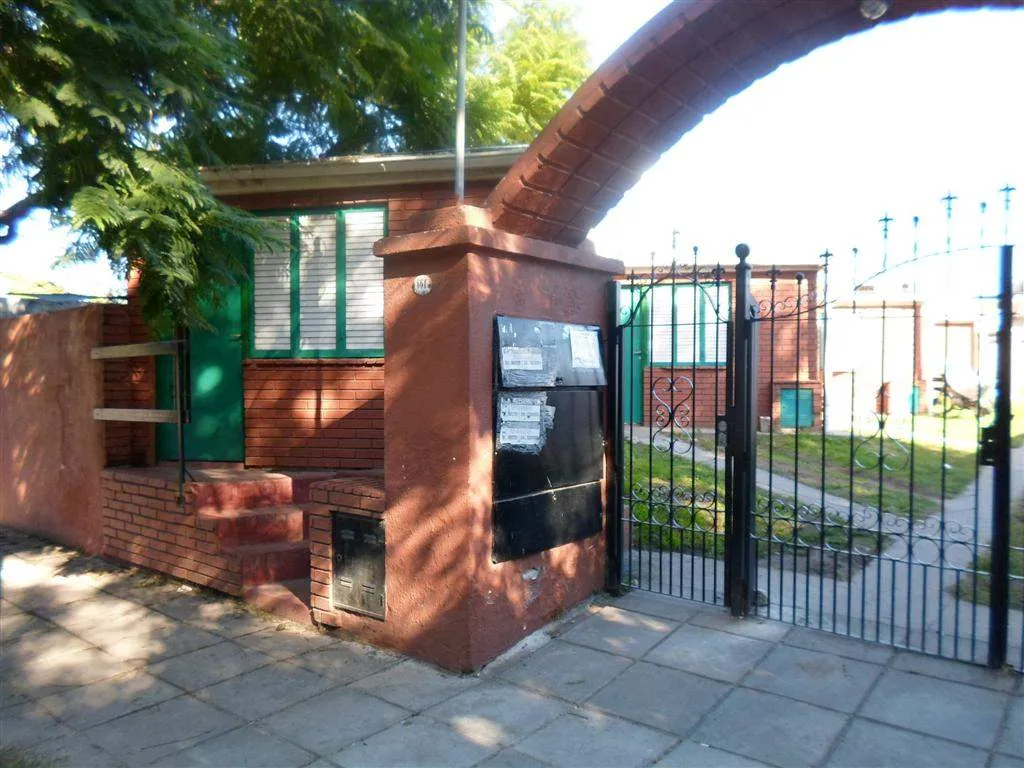 1- DORMITORIO CON PATIO Y ESPACIO PARA VEHICULO