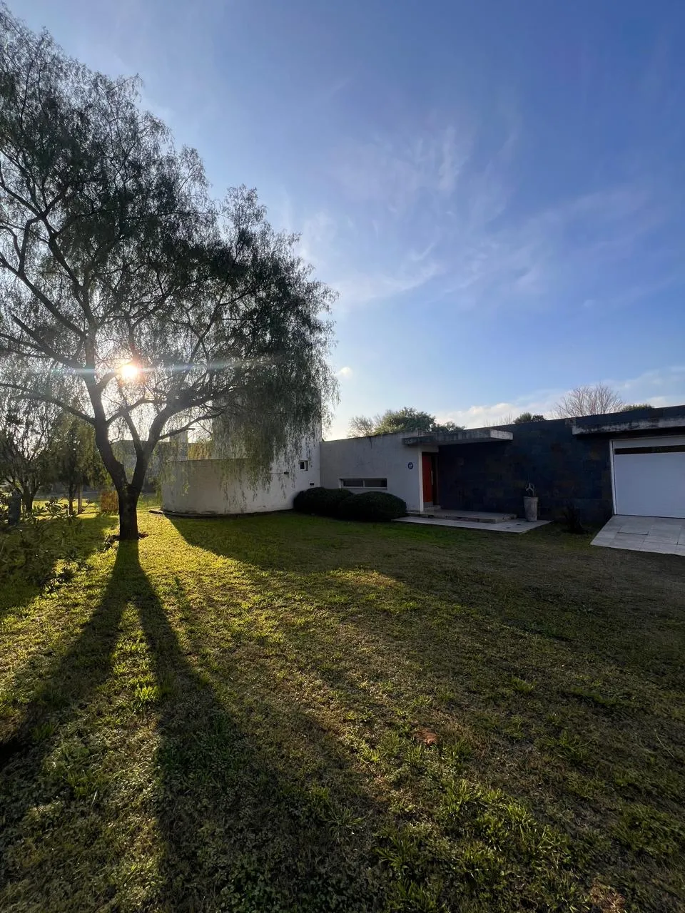 VENTA CASA Y GALPON SOBRE TERRENO DE 2500 M2 EN VILLA GRAN PARQUE