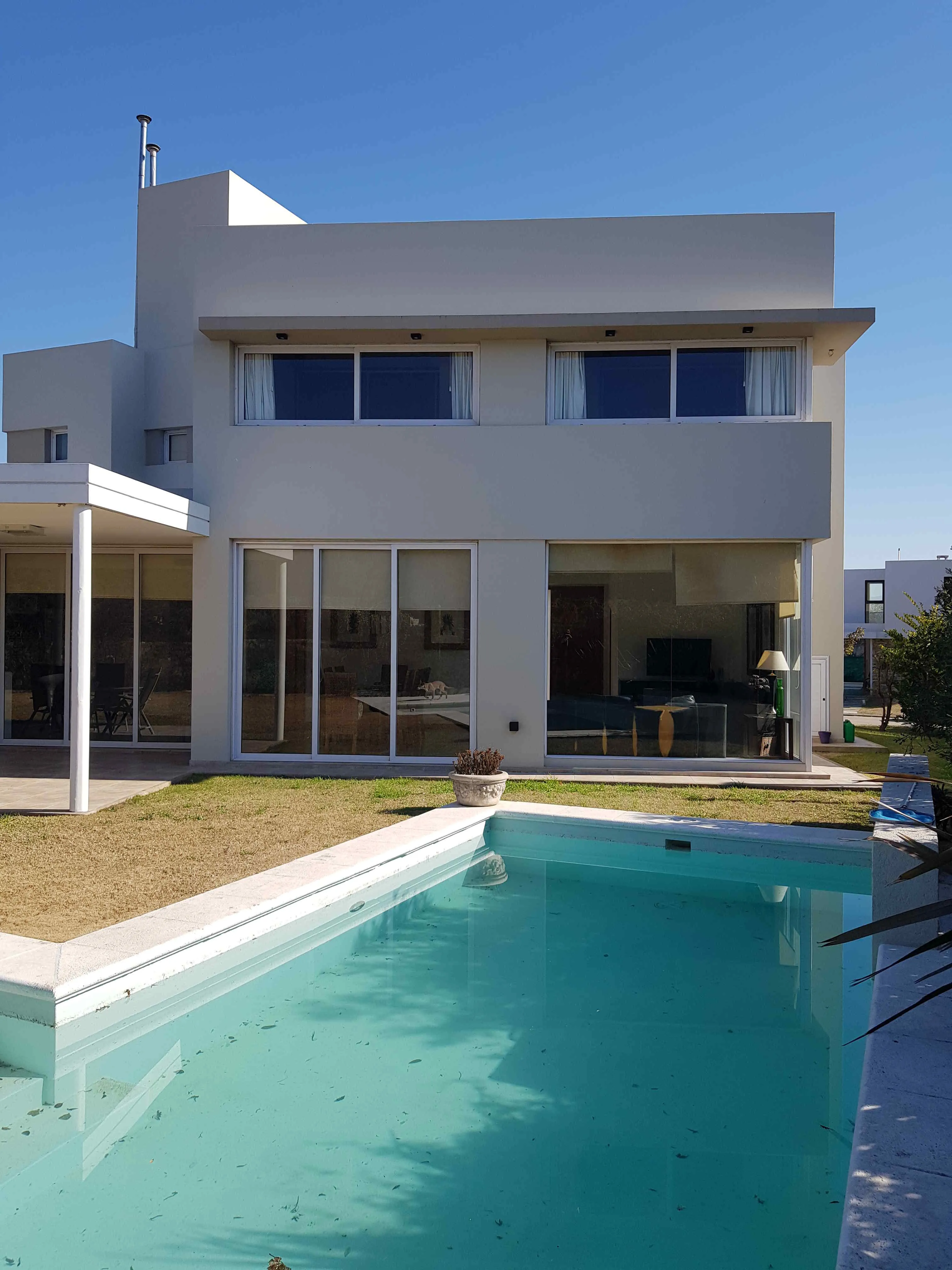 Valle Escondido. Los Arboles. ESPECTACULAR CASA en excelente estado! Living comedor, cocina comedor, escritorio, amplio parque con pileta, cochera x 2. Planta alta: 3 Dormitorios (1 en suite c/vestidor) y gran hall de distribución.