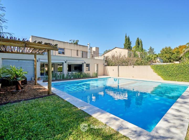 Casa · 414m² · 8 Ambientes · 2 Cocheras