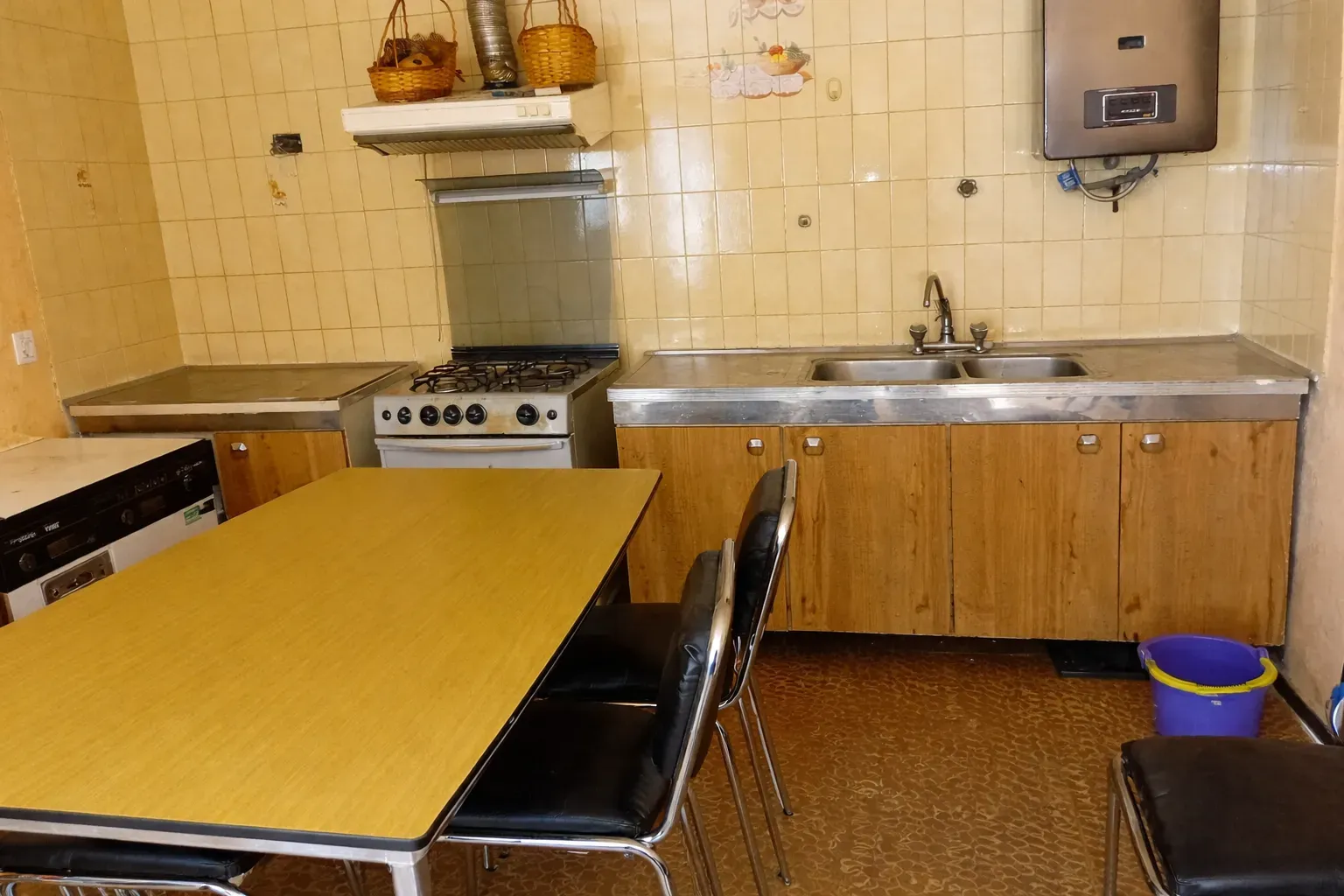SE VENDE CASA 4 DORMITORIOS B° COLON