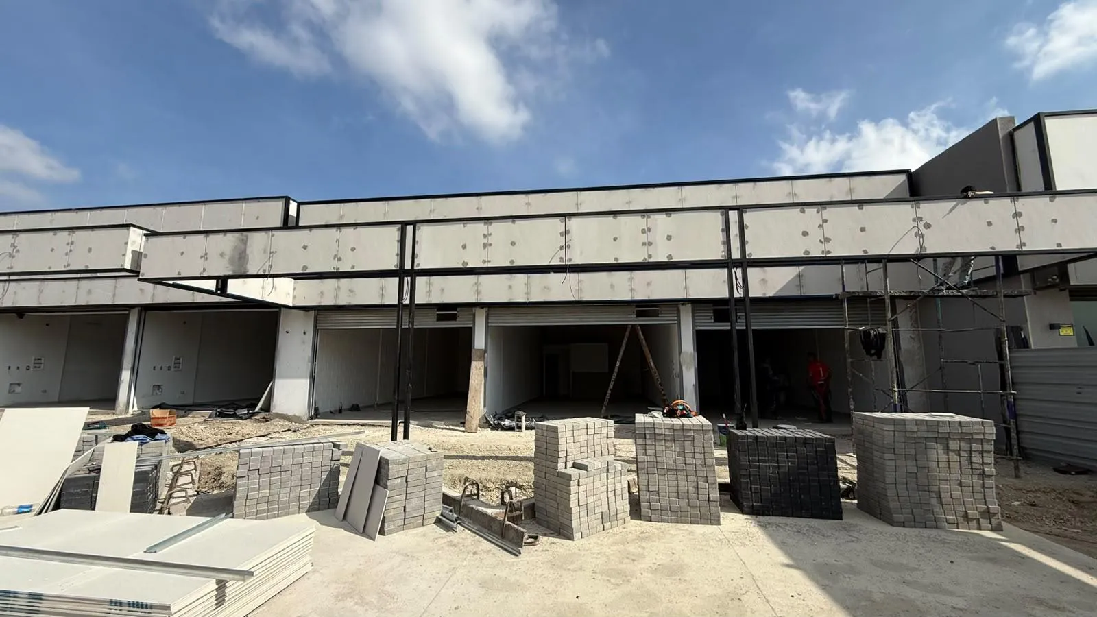 AlQUILER - LOCAL COMERCIAL A ESTRENAR EN MANANTIALES II - 195M2