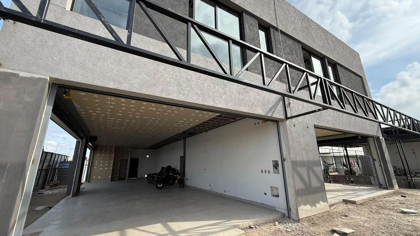AlQUILER - LOCAL COMERCIAL A ESTRENAR EN MANANTIALES II - 120M2