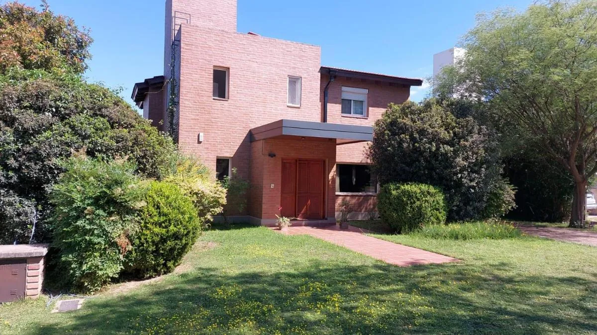 VENTA CASA DE 3 DORMITORIOS EN LOS ÁRBOLES  VALLE ESCONDIDO