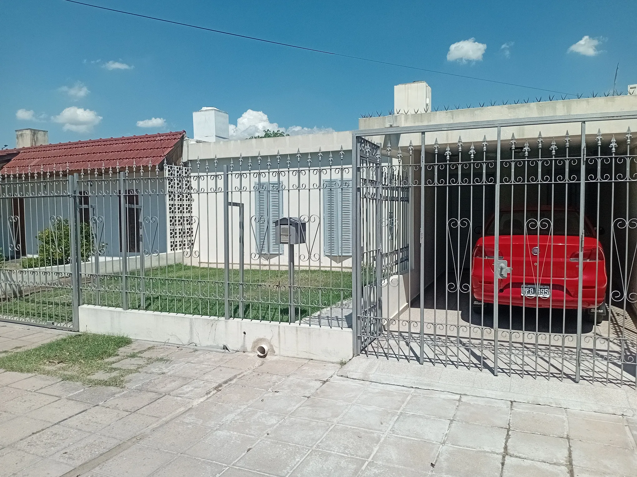 VENDO CASA Bº GRAL. SAVIO-S. OLAYA 2925-3 DORM LIV COC COM PATIO COCH U$$ 65.000