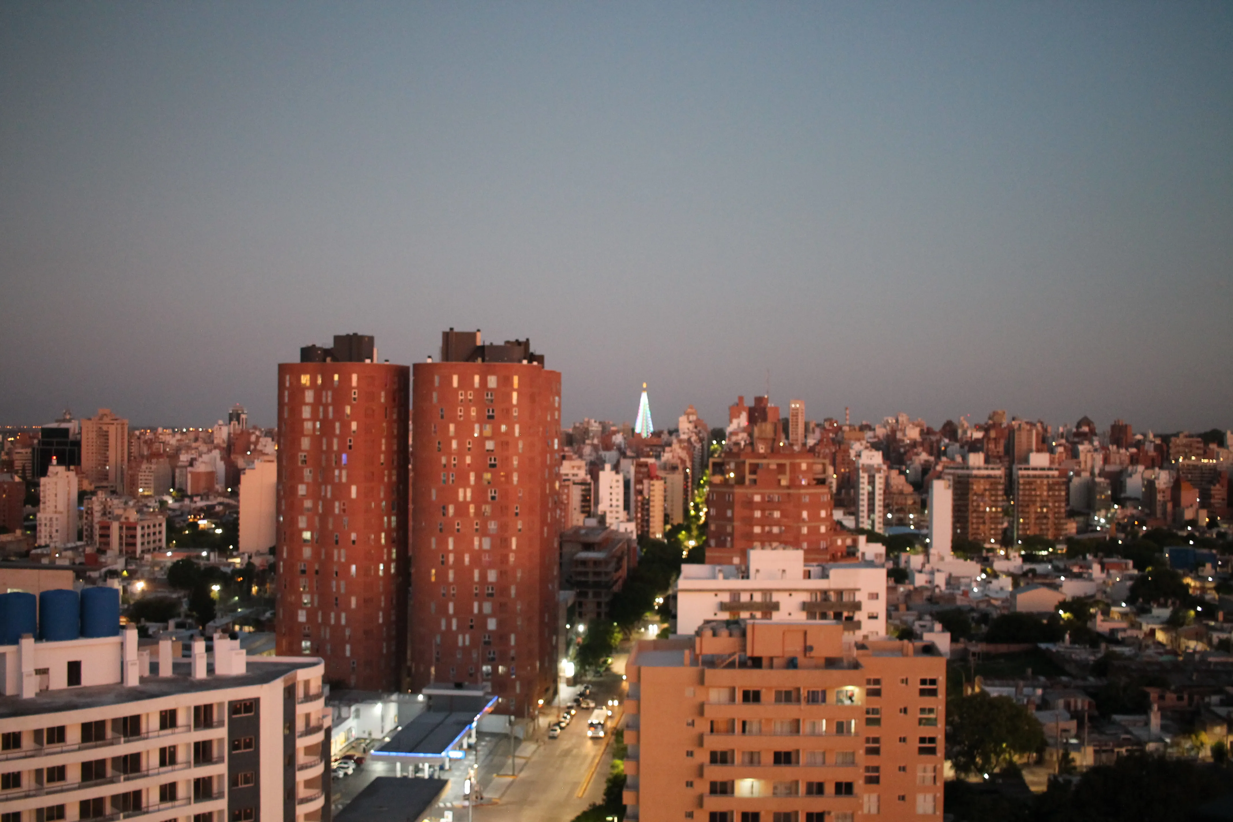 Excelente dpto 1 dormitorio con vista panorámica a la Ciudad, amplio, luminoso, piscina, asadores, seguridad 24 hs.