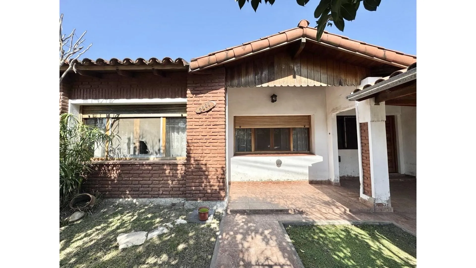 Chalet 3 ambientes en planta baja a reciclar.