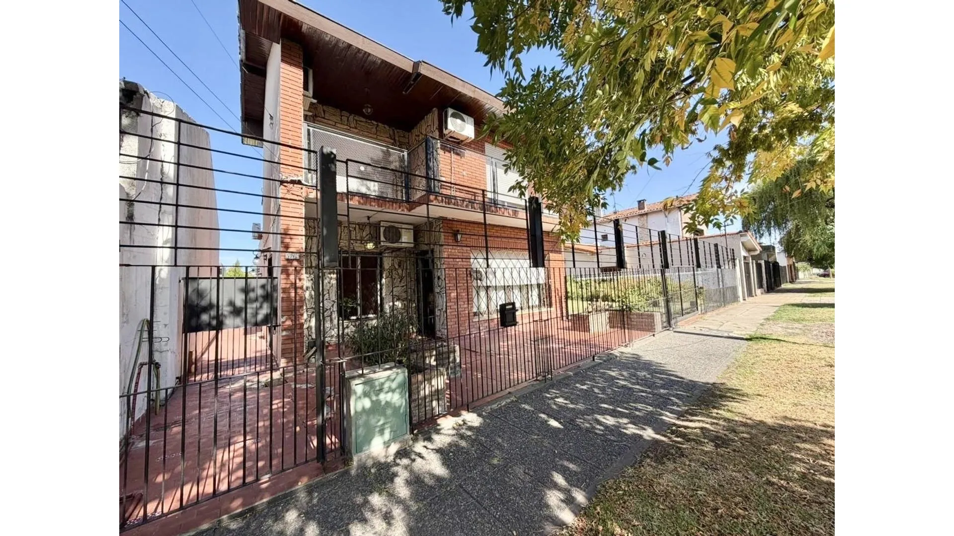 Casa 4 ambientes en excelente ubicación.