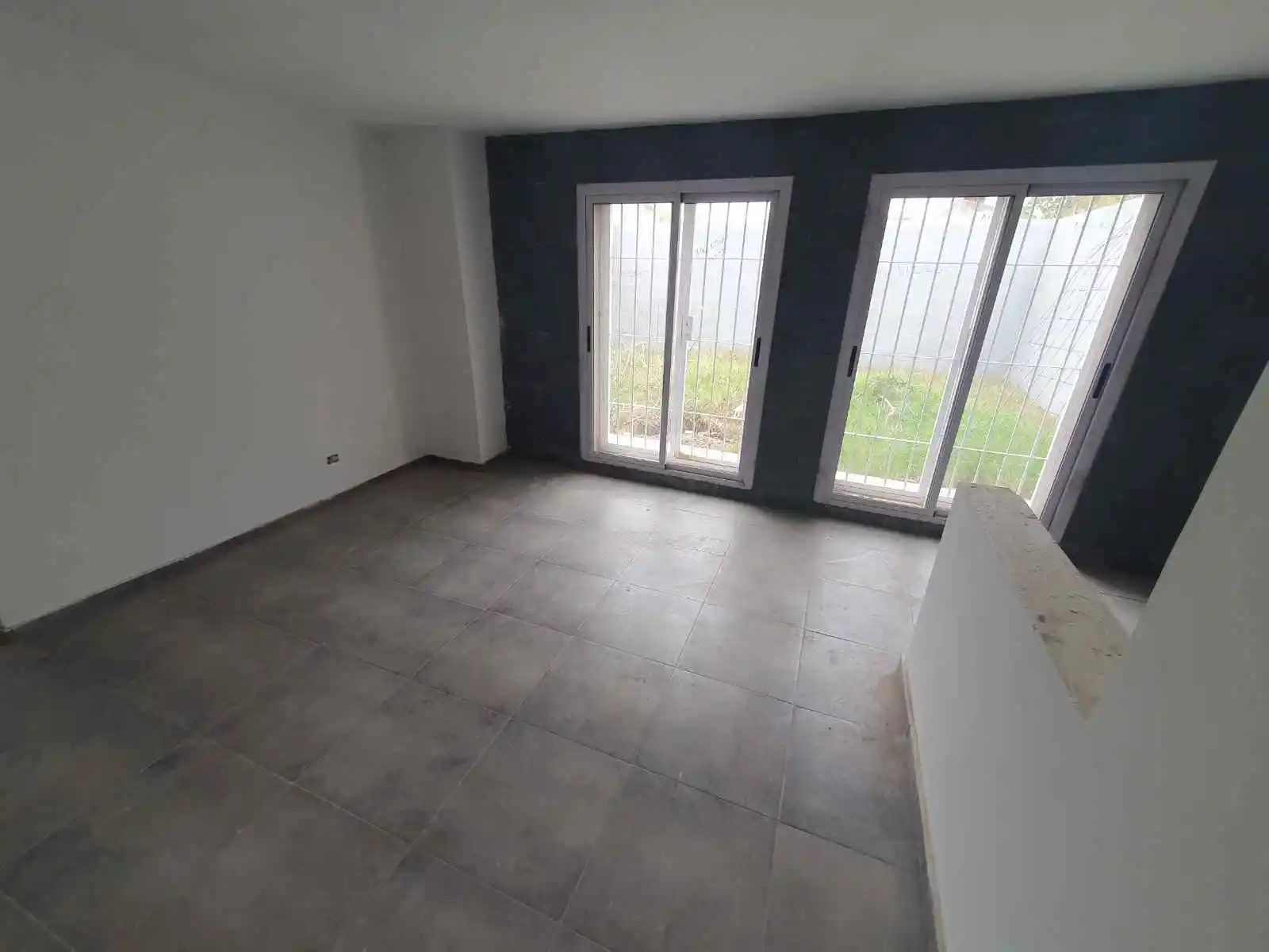 VENDO. A ESTRENAR. B° ROSEDAL, CHAZARRETA 1900. DUPLEX 2 DOR. PATIO.  P/3 AUTOS