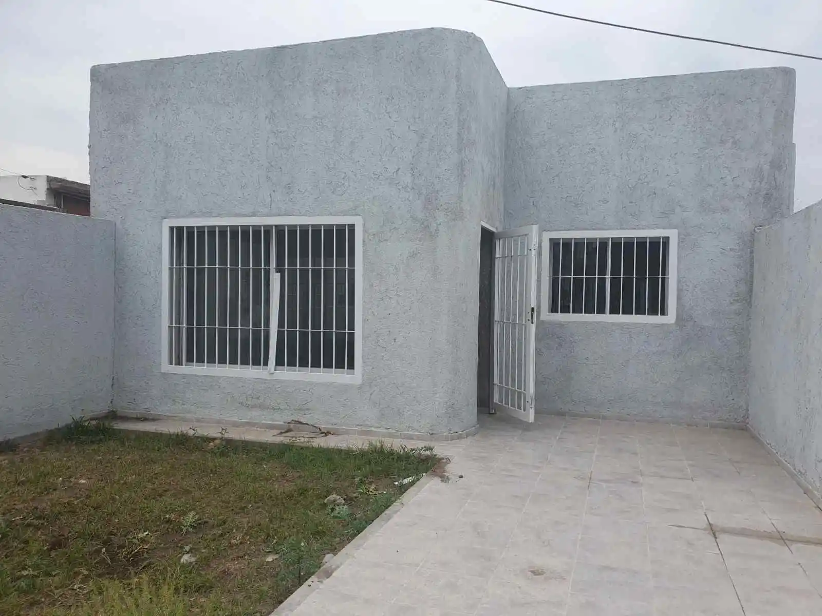 VENDO. A ESTRENAR. B° Rosedal, Chazarreta al 1900. Casa 3 dor. Patio. P 1 AUTO
