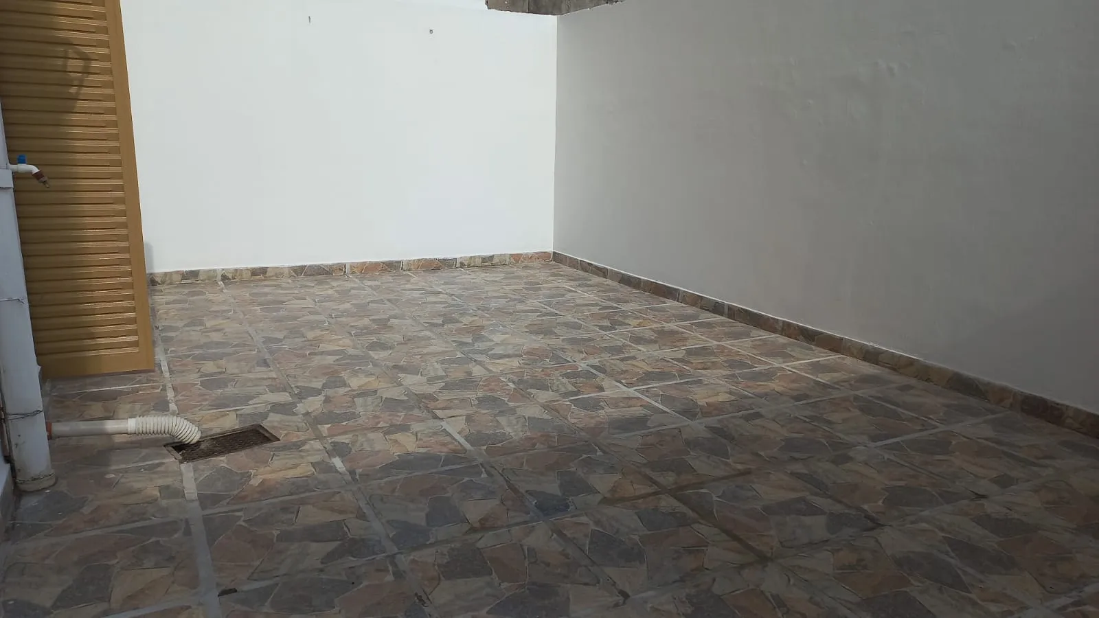 ALQUILO DPTO. 1 DORM. C/ PATIO A 1/2 CDRA DE CDAD. UNIVERSITARIA