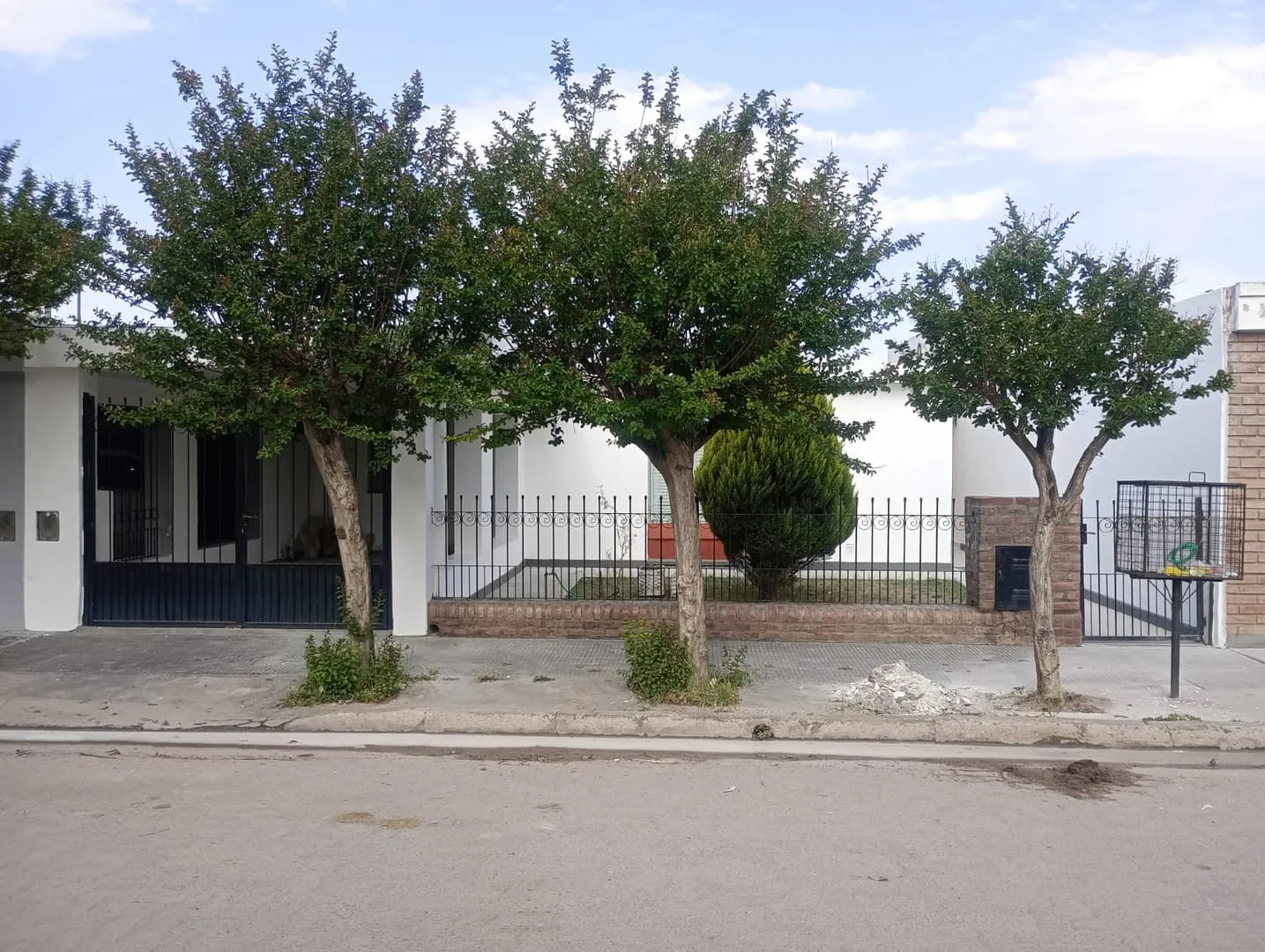 ALQUILA CASA DE 3 DORMITORIOS EN B° SAN CAYETANO!!!